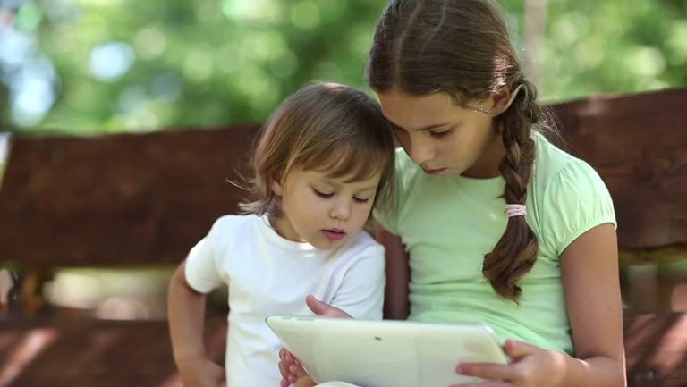 Niños interactuando con tableta