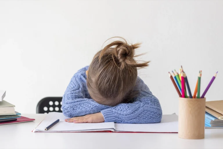 Niña triste por la perdida de utiles en la escuela